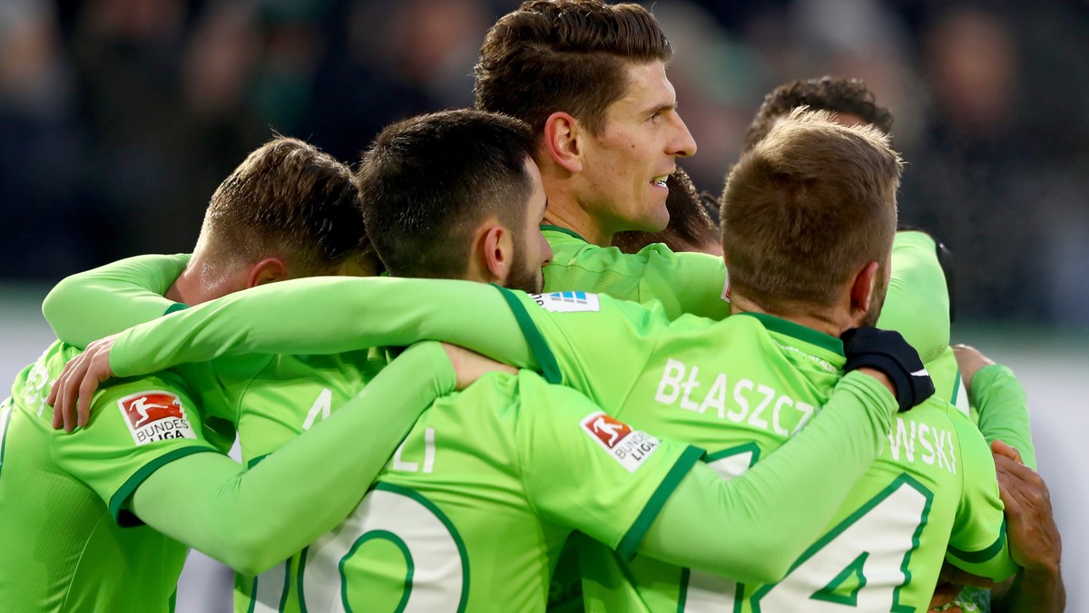 VfL Wolfsburg pokonał na własnym boisku TSG 1899 Hoffenheim 2:1. Przed przerwą Wilki zaprezentowały się bardzo bezbarwnie i w pełni zasłużenie przegrywały 0:1. W drugiej połowie kibice obejrzeli odmieniony zespół, który zdołał odwrócić losy spotkania. Od 60. minuty na boisku był Jakub Błaszczykowski. W jednej sytuacji Polak uratował swój zespół przed utratą bramki.