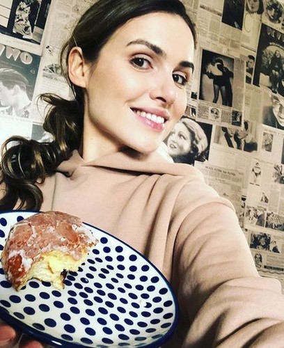 Marta Żmuda Trzebiatowska z pączkiem