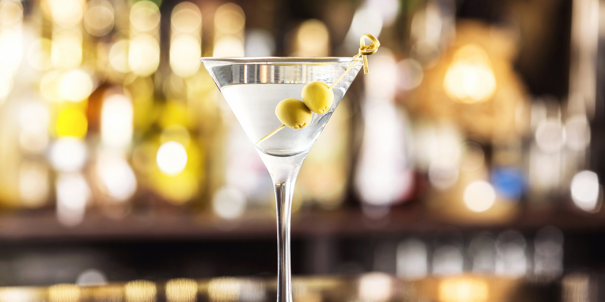 James Bond nauczył nas zamawiać martini "wstrząśnięte, nie zmieszane". Czy słusznie?
