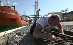 Niesamowity wyczyn rosyjskiego siłacza. Przeciągnął na linie statek