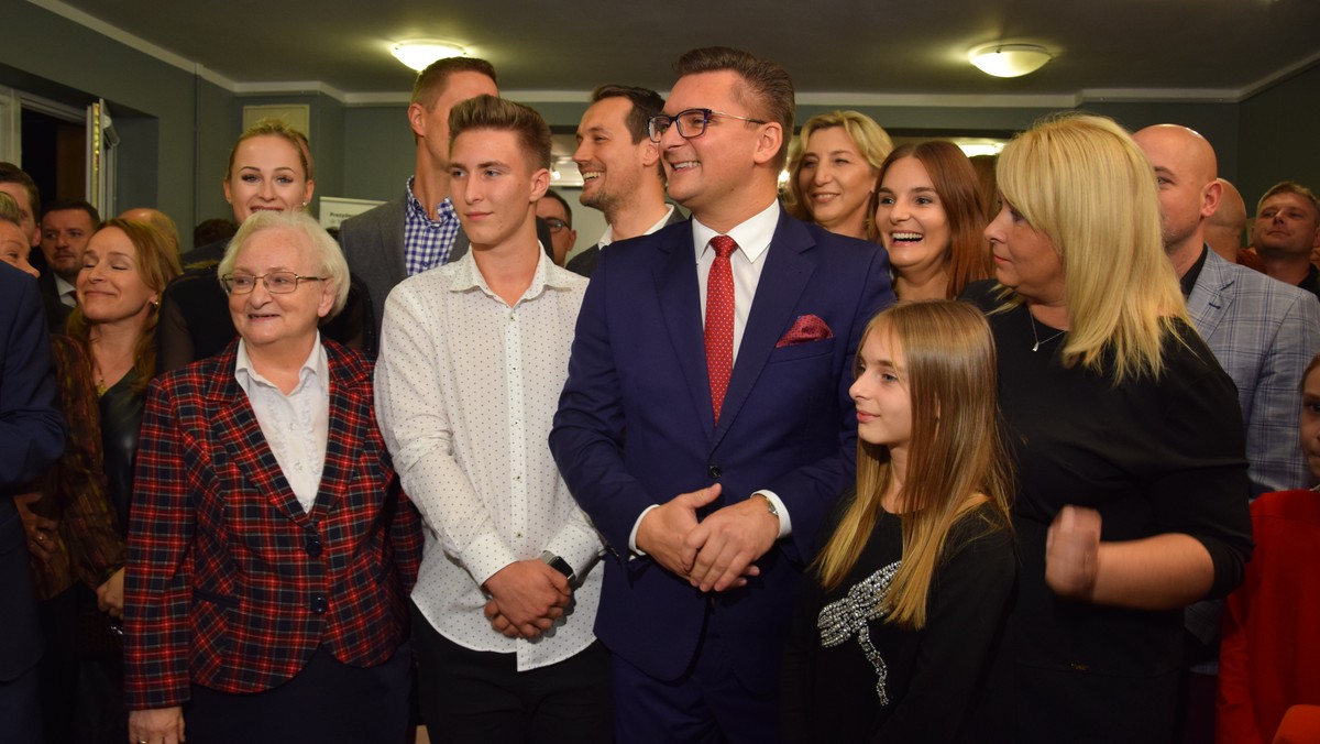 Znamy sondażowe wyniki wyborów samorządowych w Katowicach. Według nich w wyborach prezydenckich w pierwszej turze wygrał niezależny Marcin Krupa. Drugie miejsce zajął Jarosław Makowski, kandydat Koalicji Obywatelskiej. Badanie typu exit poll przygotowała pracownia Ipsos na zlecenie TVN, Polsatu i Telewizji Polskiej.