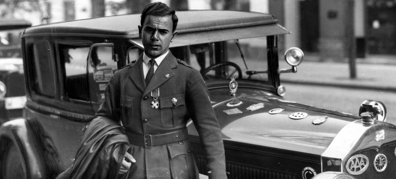 Jerzy Jeliński przy swoim samochodzie Buick, po odznaczeniu go Krzyżem Zasługi przez ministra wyznań religijnych i oświecenia publicznego, czerwiec 1929 r.
