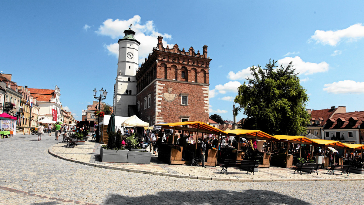 Zabytkowy Rynek w Sandomierzu i Europejskie Centrum Bajki w Pacanowie, to kandydaci regionu do tytułu 7 nowych cudów Polski. Plebiscyt ogłosił magazyn "National Geographic" - informuje Radio Kielce.