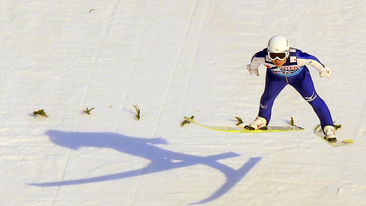 Reprezentanci Austrii prowadzą po pierwszej serii konkursu drużynowego na mamuciej skoczni w norweskim Vikersund. Obrońcy trofeum sprzed dwóch lat z Planicy skakali najrówniej i wywalczyli sobie 28 puntków przewagi nad drugimi Niemcami. Na trzeciej lokacie po pierwszej serii uplasowali się Słoweńcy z wczorajszym mistrzem świata - Robertem Kranjcem w składzie. Polacy skakali "w kratkę" i zajęli po pierwszej serii ósmą pozycję.