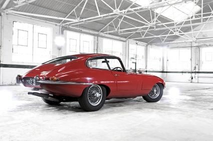 Jaguar E-type - model produkowany w latach 1961-1975. Samochód napędzał skonstruowany w 1948 roku silnik typu XK, wykorzystywany we wcześniejszych modelach firmy, np. XK120. Silnik ten był produkowany przez 44 lata z niewielkimi tylko zmianami konstrukcyjnymi (do 1987 napędzał auto serii XJ6 i był stosowany w limuzynach Jaguara aż do 1992 roku). 6-cylindrowa, rzędowa jednostka napędowa miała 3,4l ,3,8l i 4,2l pojemności., fot. mat prasowe Jaguara