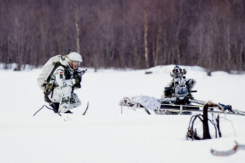 W ćwiczeniach Nordic Response biorą udział żołnierze m.in. z Norwegii, Szwecji i Niemiec. Alta, Norwegia, 8 marca 2024 r.