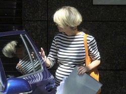 Prezenterka chroni prywatność i zasłania brzuch