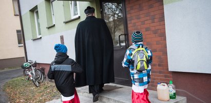 Z domu dobiegał brzydki zapach. To nie zniechęciło księdza idącego po kolędzie. Płakał jak dziecko razem z gospodarzem