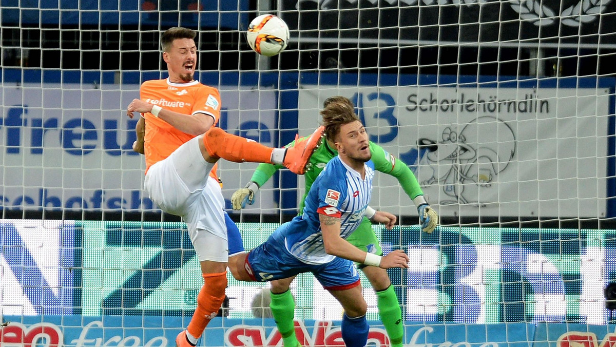 20. kolejkę Bundesligi dokończyło spotkanie na Wirsol Rhein-Neckar Arena, gdzie Hoffenheim przegrało 0:2 (0:1) z beniaminkiem z Darmstadt. Porażka ta oznacza, że drużyna Eugena Polanskiego - ten znów nie znalazł się nawet na ławce rezerwowych - dalej jest na przedostatnim w tabeli miejscu i wciąż ma tyle samo punktów (14), co będący na samym dnie Hannover 96.