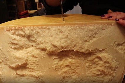 Oto trudna sztuka krojenia sera