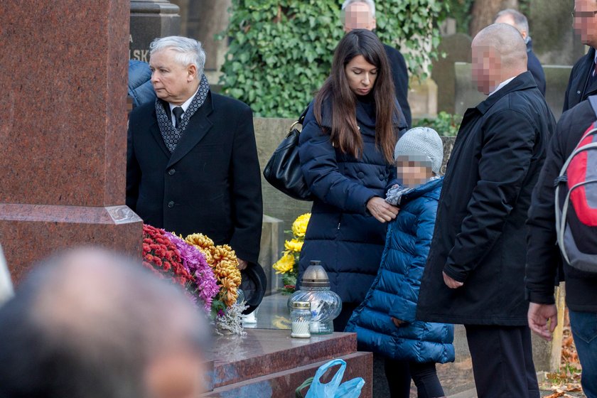 Kaczyński z Martą i jej córkami na Powązkach