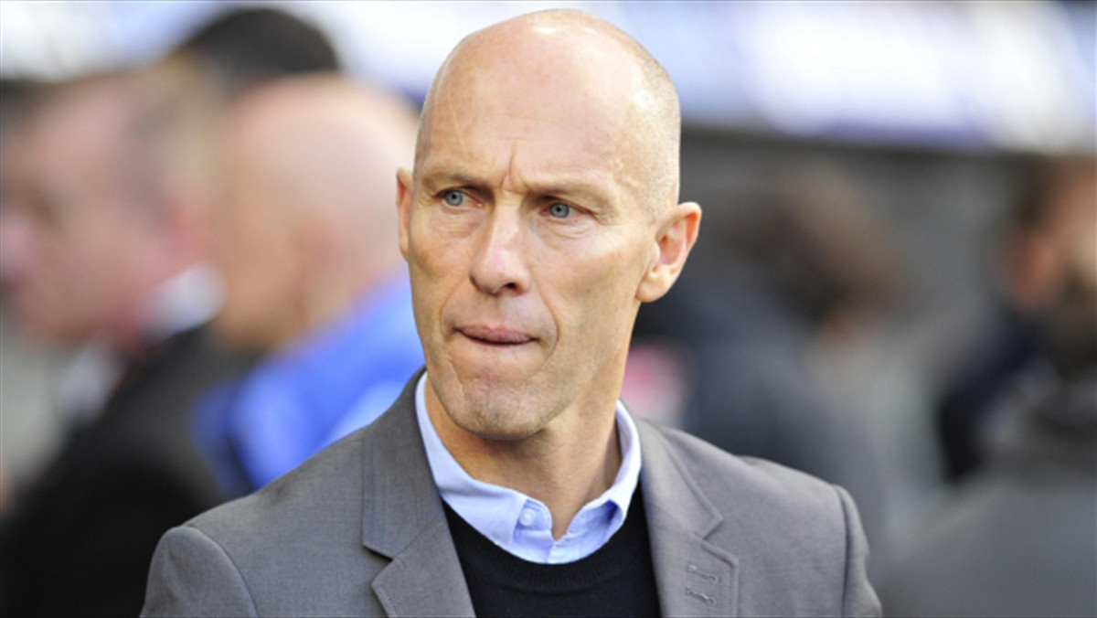 Od początku października Amerykanin Bob Bradley pełni funkcję menedżera Swansea City, w którym to zespole podstawowym bramkarzem jest reprezentant Polski Łukasz Fabiański. Szkoleniowiec Łabędzi przyznaje, że cały czas szuka optymalnego zestawienia składu.