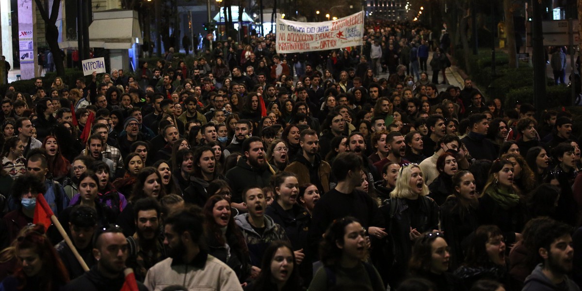 Protest w Atenach przeciwko warunkom pracy na kolei po zderzeniu dwóch pociągów w pobliżu Larissy. Grecja, 3 marca 2023 r.