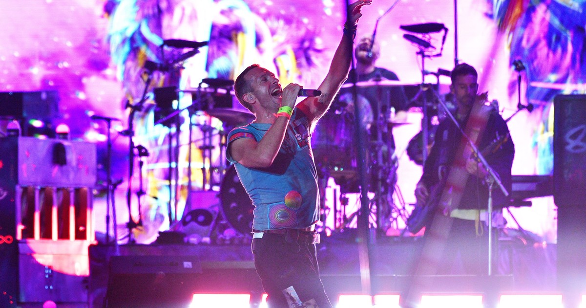 Inside the 12 hours it took for an awkward moment at a Coldplay concert ...