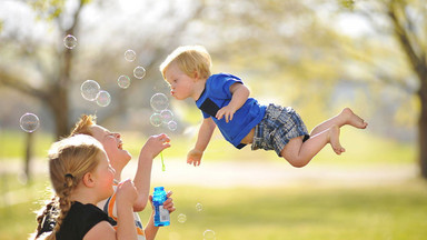 "On może latać!" - magiczne zdjęcia chłopca z zespołem Downa podbiły internet