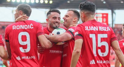 Piękny hołd dla Franciszka Smudy na stadionie Widzewa. Łodzianie nowym liderem Ekstraklasy [wideo]