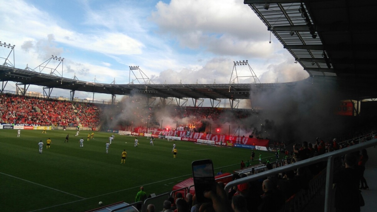 Podczas sobotniego meczu łódzkiego klubu z Sokołem Ostróda na stadionie nie będzie kompletu widzów. Łódzki wojewoda zdecydował, że trybuna D pozostanie zamknięta. To oznacza, że na stadion nie wejdą ponad trzy tysiące kibiców.