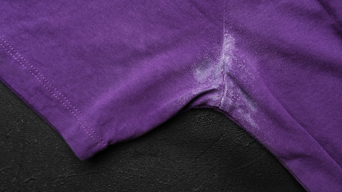 Kako ukloniti fleke od dezodoransa i znoja sa odeće: 4 proverena trika