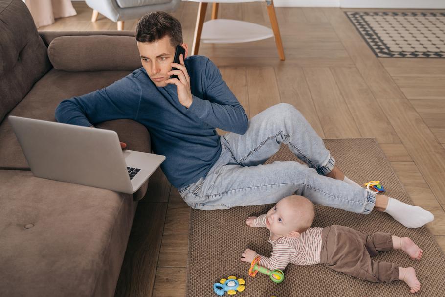 Zgodnie z badaniem „Opinie Polaków na temat urlopów rodzicielskich” mężczyźni nie korzystają z urlopów rodzicielskich, bo obawiają się utraty pozycji w pracy i samej pracy.