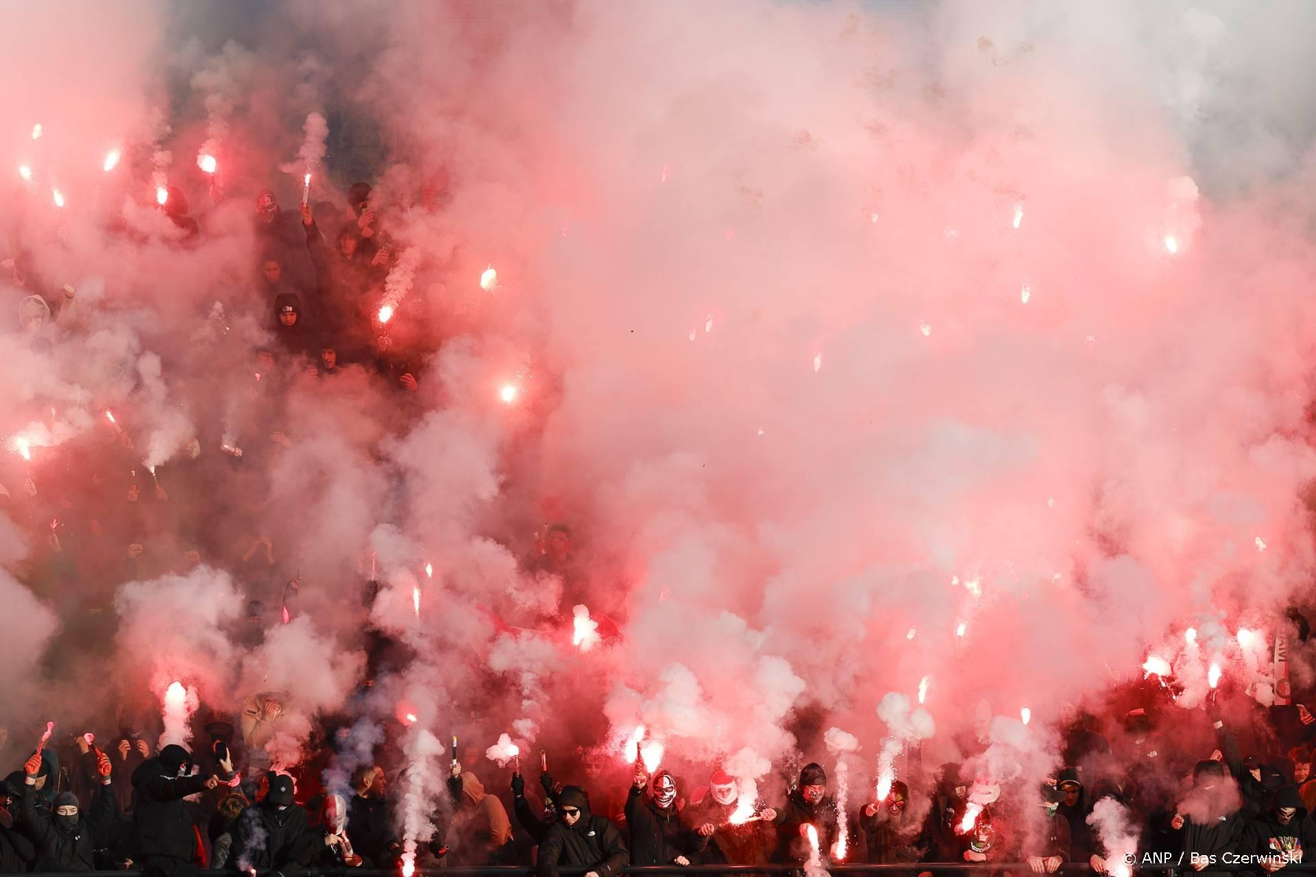 Ajax-fans negeren vuurwerkverbod bij entrada terwijl ME toekijkt