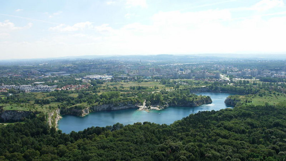 Władze miasta podpisały umowę z firmą Kraków City Park na wykup terenów nad zalewem Zakrzówek. Urzędnicy chcą tam urządzić park wraz z kąpieliskiem. Miasto za grunt zapłaciło blisko 26 milionów złotych.