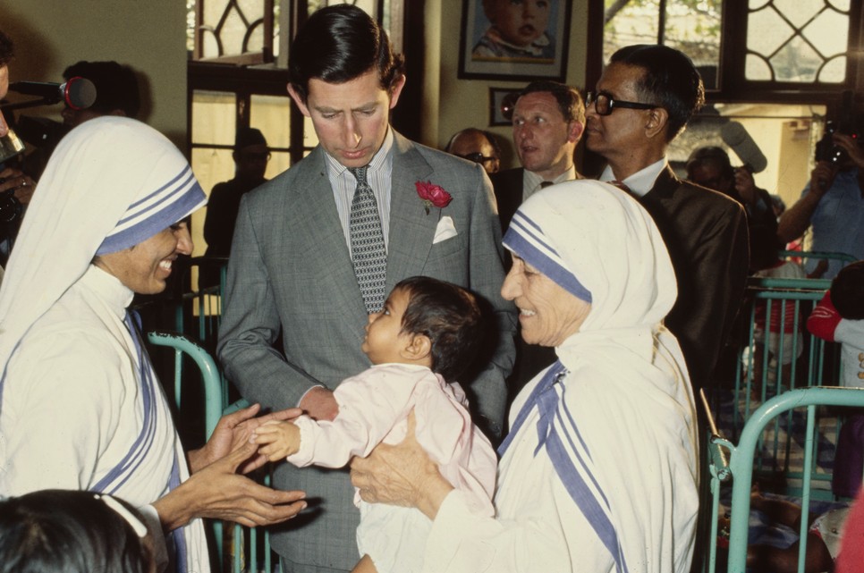 Károly herceg és Teréz anya egy gyermekkel az indiai Kalkuttában 1980-ban