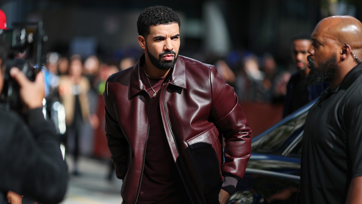 Drake zdecydował się pozwać kobietę, która w zeszłym roku - zdaniem muzyka - zniesławiła go publicznie, twierdząc, że zaszła z nim w ciążę. Kobieta później oskarżyła go o gwałt. Za zachowanie milczenia żądała milionów dolarów, grożąc, że w przeciwnym wypadku ujawni korespondencję między nią a Drakiem. 