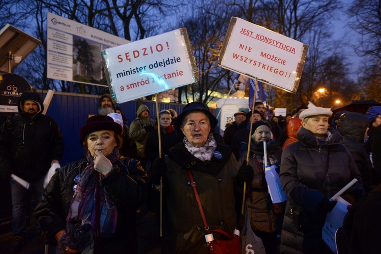 Protestujący mieli ze sobą tablice z napisem: 