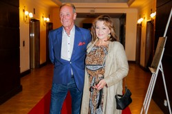 Taki widok to rzadkość. Dariusz Szpakowski z żoną na salonach. To znana AKTORKA [FOTO]