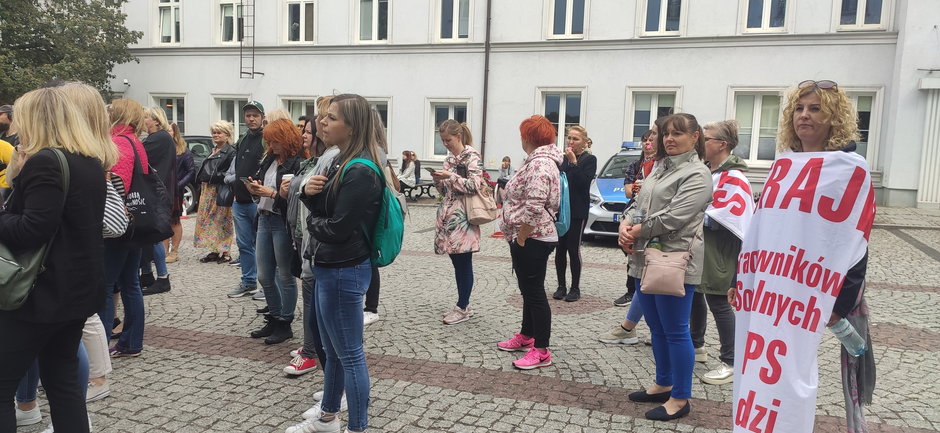 Protest MOPS w Łodzi. Pracownicy strajkowali przed UMŁ