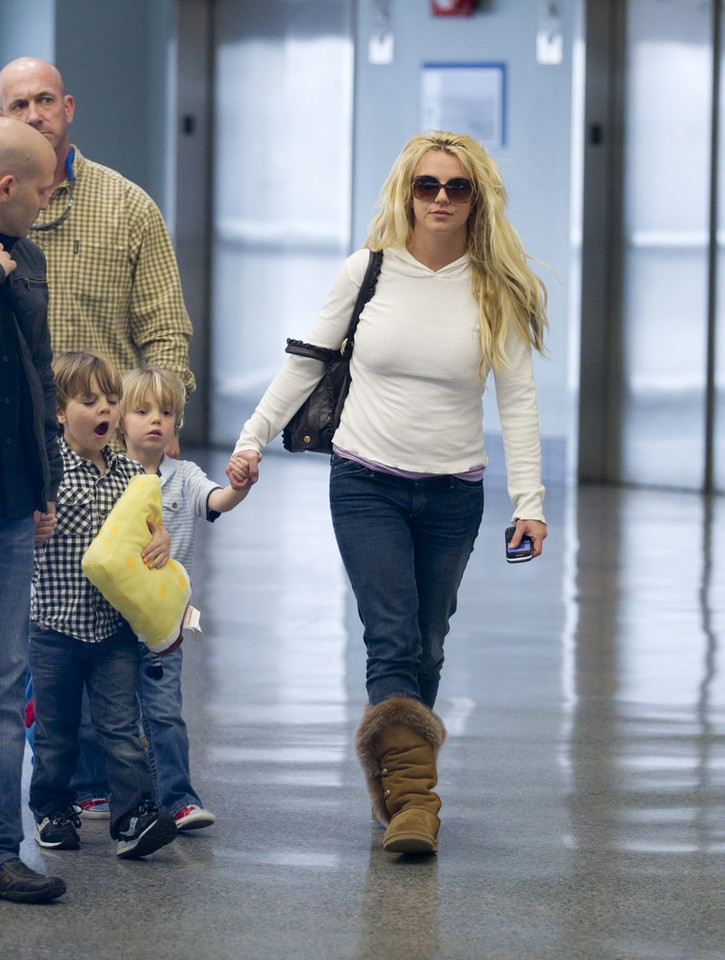 Britney Spears z synami: Jaydenem i Seanem na lotnisku