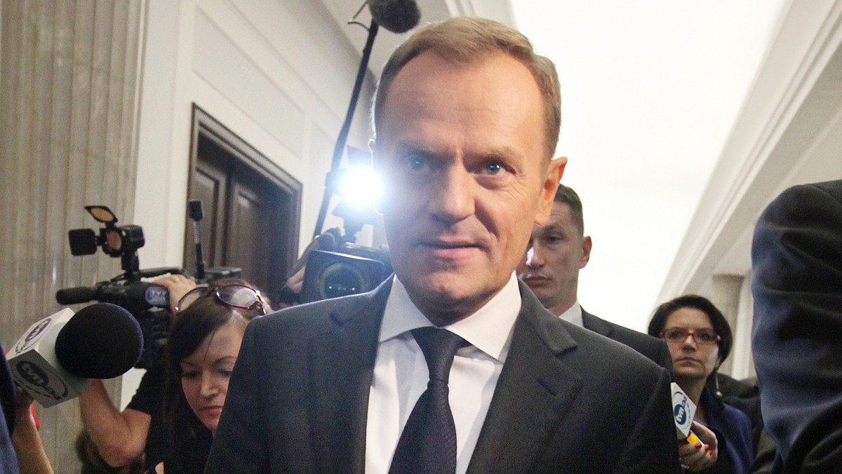 Donald Tusk zapowiedział, że być może jeszcze w tym tygodniu przedstawi prezydentowi "pierwszą przymiarkę" dotyczącą potencjalnych kandydatów na ministrów. Jak dodał, dopiero wtedy dziennikarze otrzymają informację na ten temat. - Grzegorz Schetyna jest moim autentycznym zastępcą i tak będzie w przyszłości. Nie spodziewajcie się żadnych zaskoczeń. Na spotkaniu obaj zgodnie stwierdziliśmy, że nasza współpraca będzie przebiegała bez zarzutu i na tych samych zasadach jak dotychczas - zapewnił dziennikarzy.