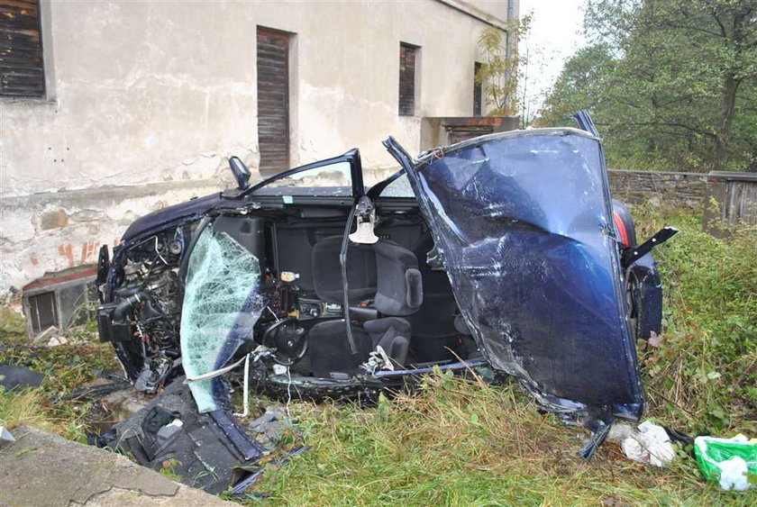 Koszmar na drodze! Wjechali w dom. Nie żyją! FOTO