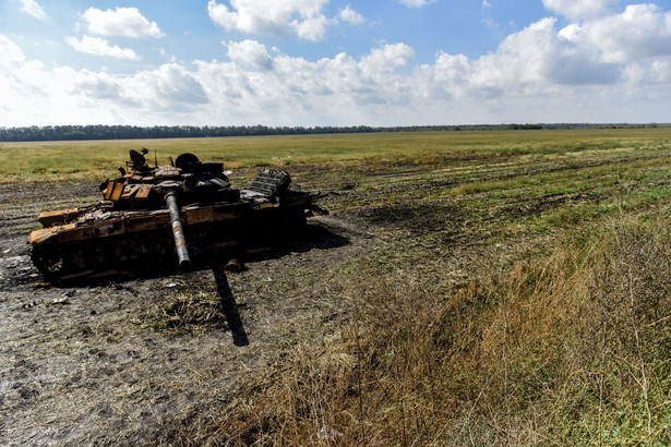 Zniszczony rosyjski czołg w rejonie Charkowa