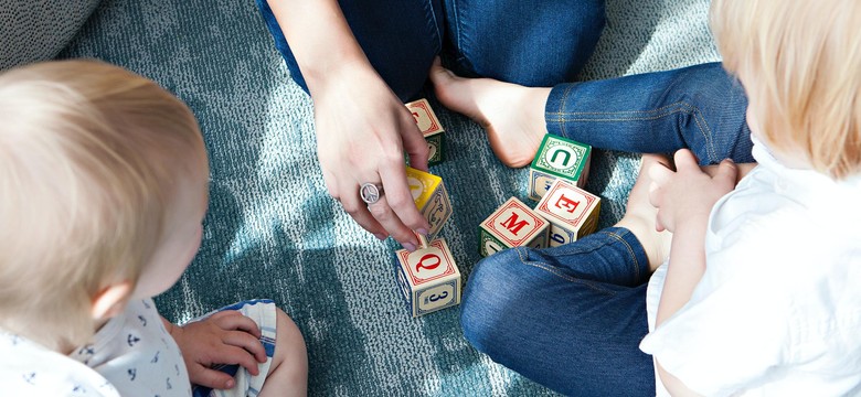 Czy dzieci można kochać „po równo”? Mniej i bardziej skomplikowane rodzinne konstelacje okiem eksperta