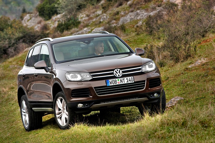 7. VW Touareg V6 TSI hybrid - 64.5 dB