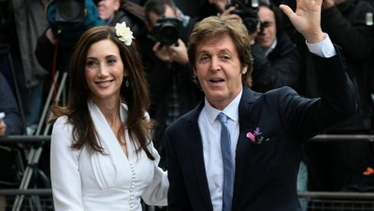 Po prawie czterech latach znajomości sir Paul McCartney i nowojorska bizneswoman Nancy Shevell postanowili się pobrać. Związek zalegalizowali w londyńskim urzędzie stanu cywilnego Marylebone Register Office. Na nowożeńców czekało przed budynkiem 30 gości, którzy obsypali parę płatkami róż. W wiwatującym tłumie znalazła się m.in. córka Beatlesa i jego eks żony Heather Mills, 8-letnia Beatrice, a także 40-letnia Stella McCartney, która zaprojektowała skromną, lecz gustowną suknię panny młodej. (zdj.BE&amp;W)