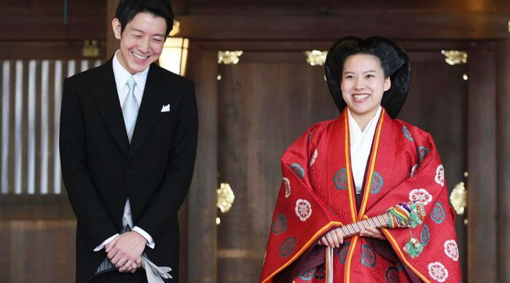 A boldog pár a Meidzsi-szentélyből távozóban /Fotó: AP