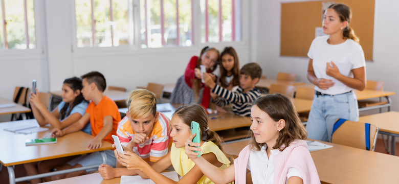 Zakaz korzystania ze smartfonów w szkołach? MEN zapowiada edukację cyfrową