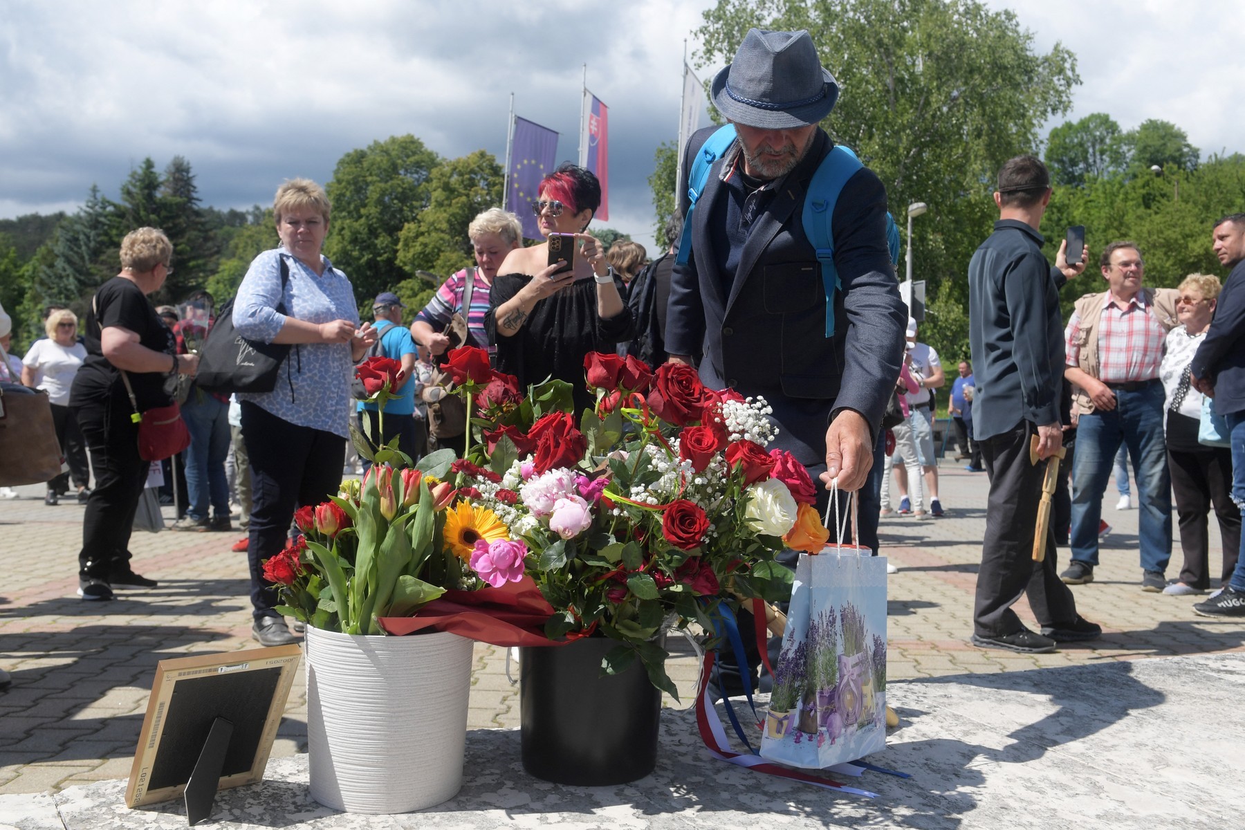 Pre banskobystrickou nemocnicou sa zhromaždilo niekoľko ľudí, aby vyjadrili podporu Robertovi Ficovi.