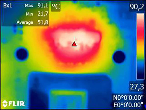 Układ zasilania płyty głównej mini-ITX oglądany kamerą termowizyjną