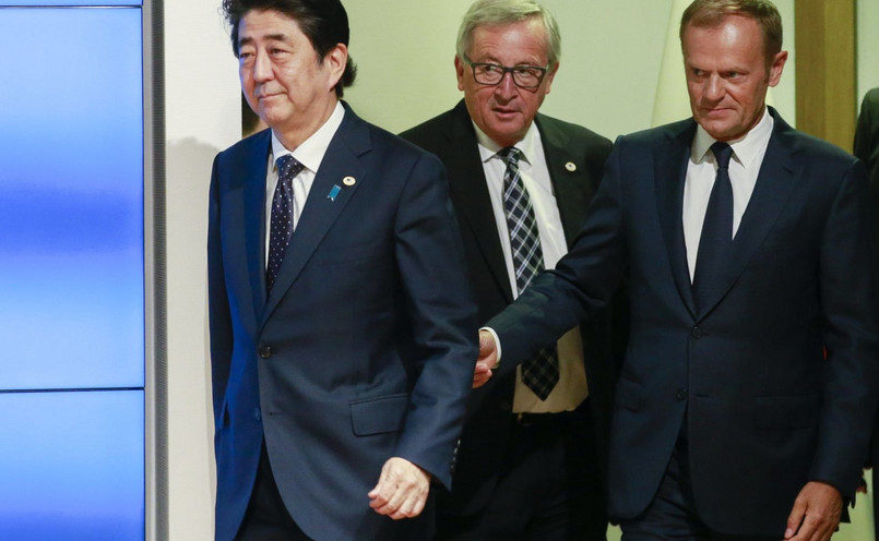 Shinzo Abe, Jean-Claude Juncker i Donald Tusk