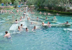 Pamukale u Turskoj ljudi posećuju zbog prelepih termalnih izvora