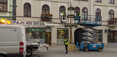 W Łodzi już prawie Gwiazdka. Zobacz jak montuje się ozdoby na Boże Narodzenie. I szykuj się na Jarmark Bożonarodzeniowy na Piotrkowskiej