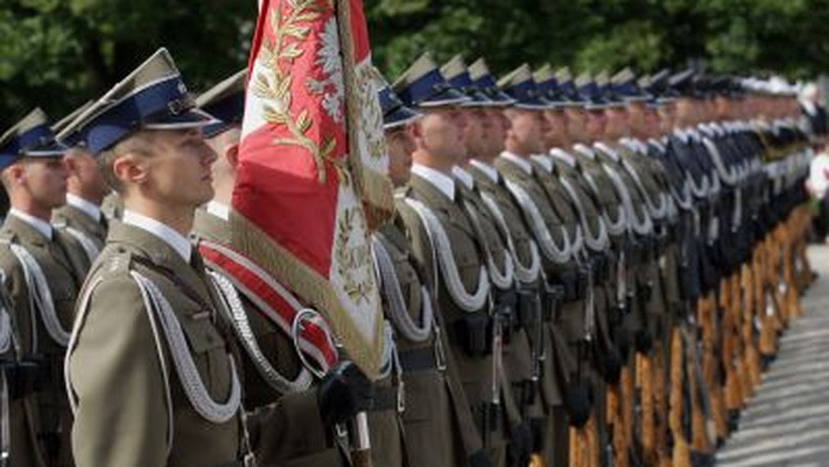 Szkoła Podoficerska Wojsk Lądowych w Poznaniu, po sześciu latach działalności, otrzymała sztandar. W przyszłym roku placówka stanie się jedyną szkołą podoficerską sił lądowych w Polsce.