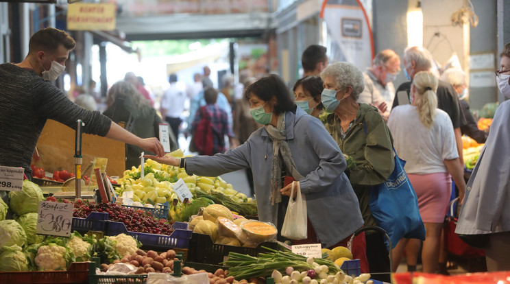 A kiskunhalasi piacon visszahozzák az idősek vásárlási sávját / Képünk illusztráció: Varga Imre