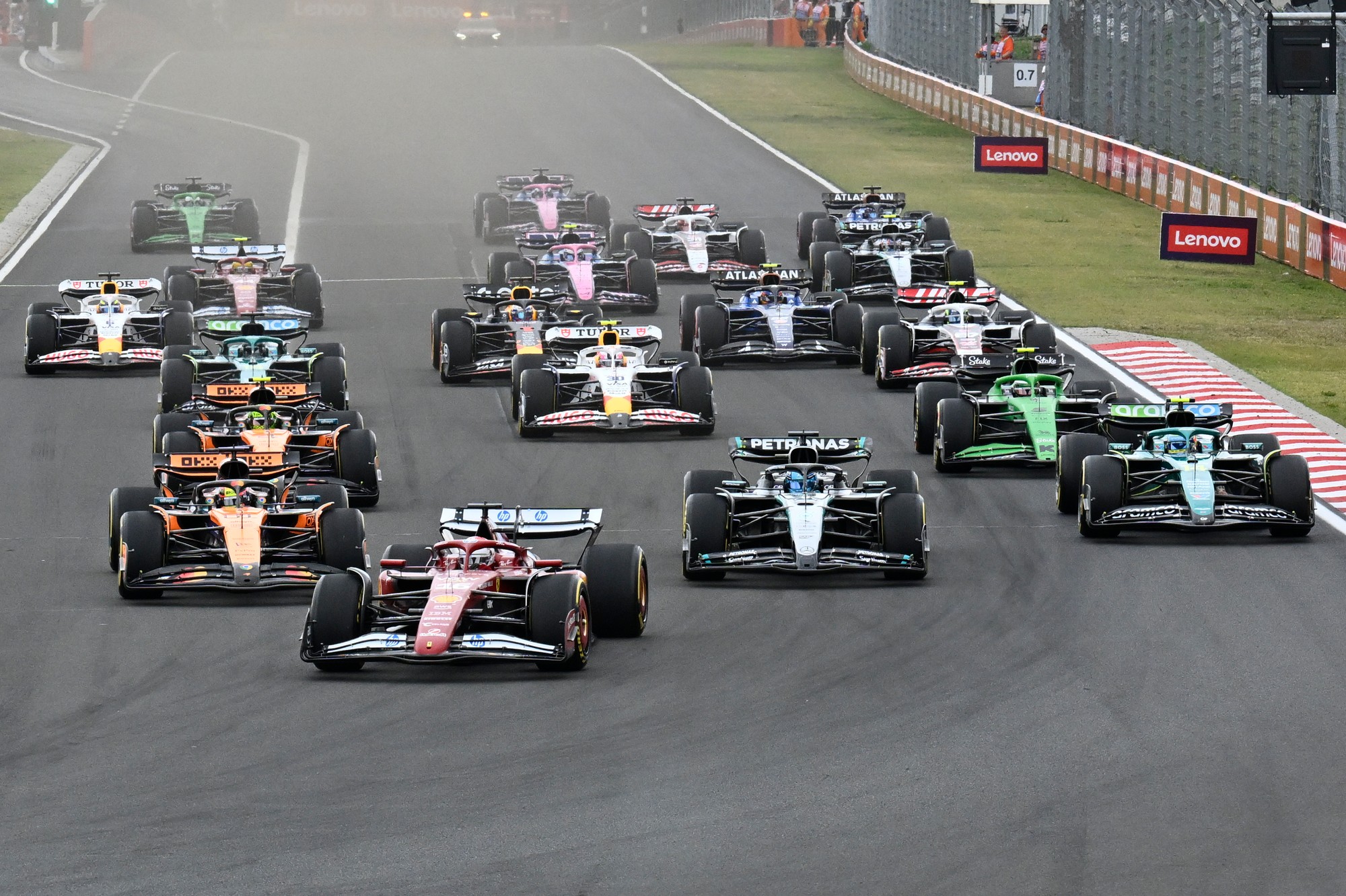 Veľká cena Maďarska: Monacký pilot Charles Leclerc (Ferrari) po štarte.