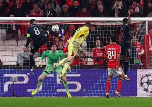 Trenutak koji ulazi u istoriju Lige šampiona: golman Benfike daje gol glavom u poslednjim trenucima meča protiv Real Madrida u ligaškom delu takmičenja | Foto: REUTERS/Pedro Nunes