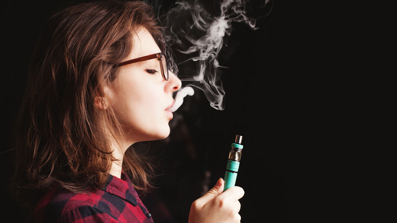 Nastolatka pali e-papierosa