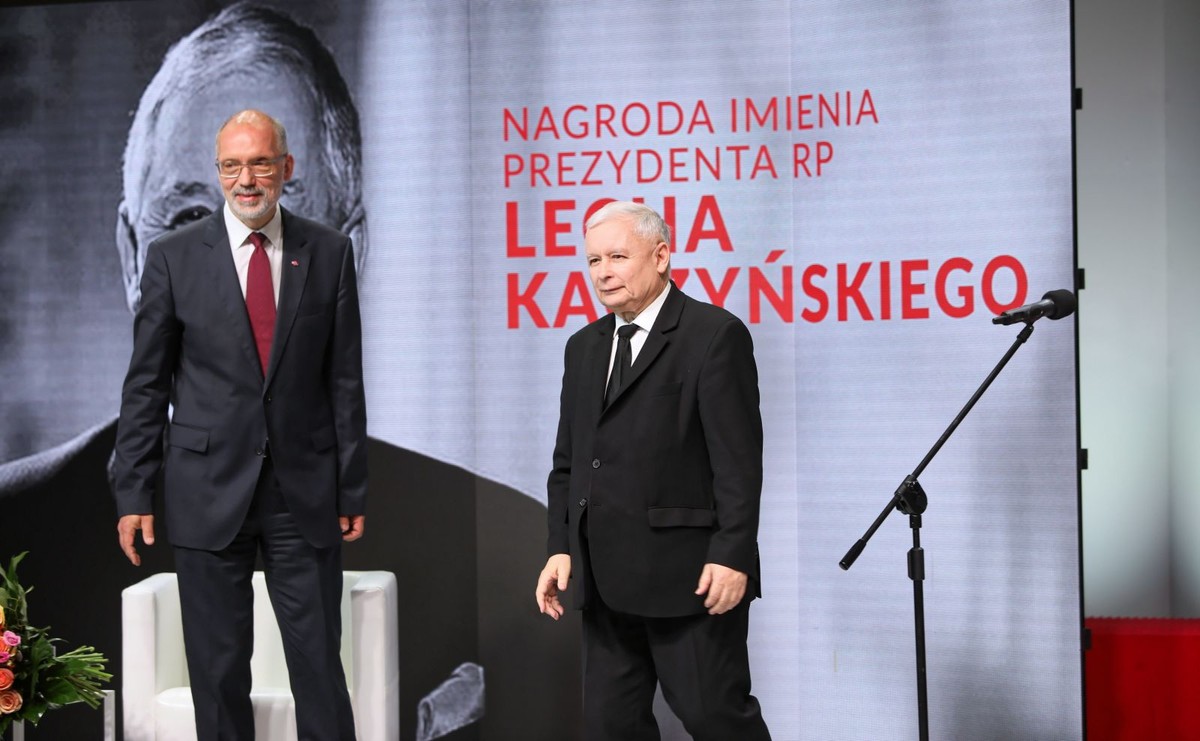 Historyk Andrzej Nowak (L) odebrał nagrodę z rąk prezesa PiS Jarosława Kaczyńskiego (P) Nagrodę im. Prezydenta Lecha Kaczyńskiego
